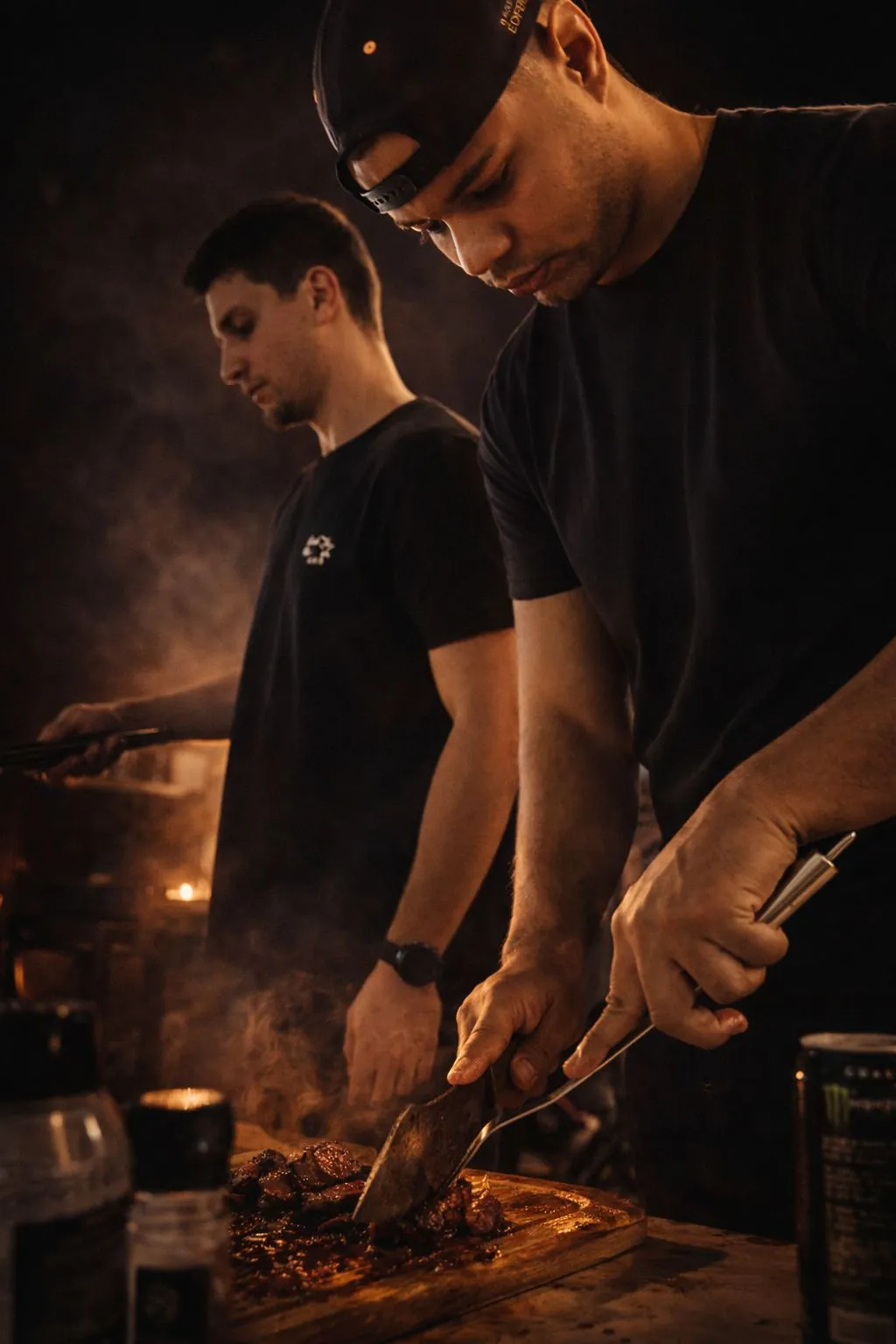 Mestre churrasqueiro preparando